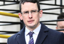 Enoch Burke zwolniony z więzienia przed świętami Bożego Narodzenia