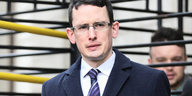 Enoch Burke zwolniony z więzienia przed świętami Bożego Narodzenia