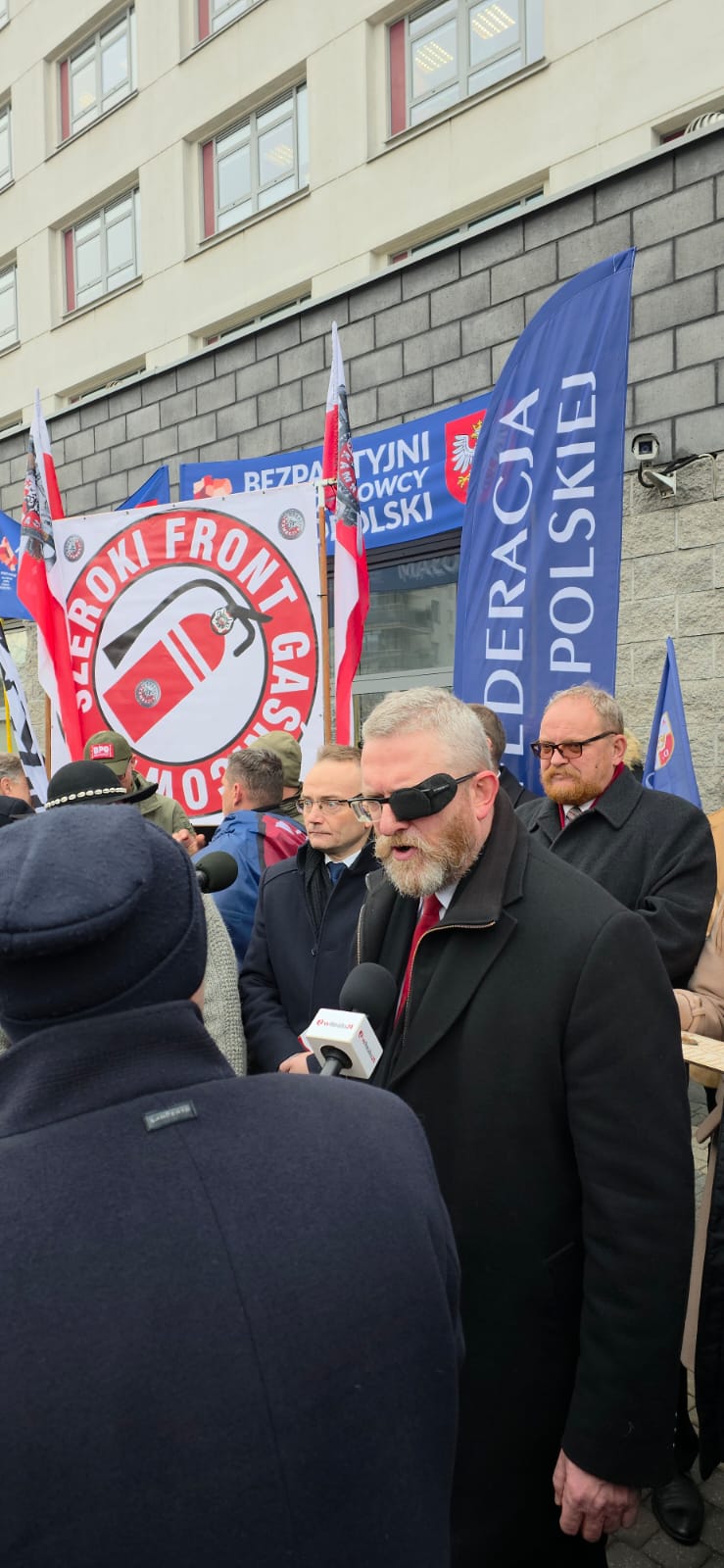 Sondaże jak horoskopy. Afera Brauna jak darmowa kampania. System, który sam sobie podkłada nogę.
