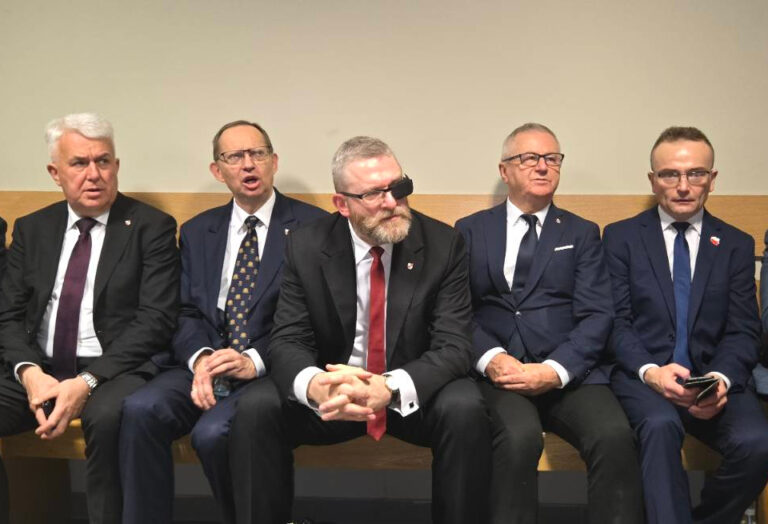 Szeroki Front Gaśnicowy pod Sądem: „Tu jest Polska, a nie Polin!”